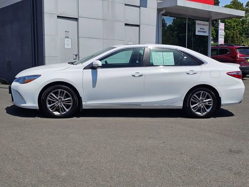 Used 2015 Toyota Camry SE w/ Moonroof Package FWD image 4