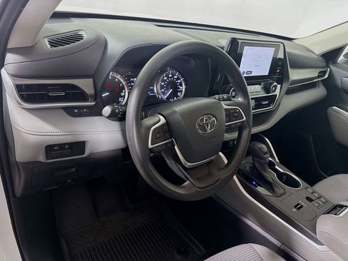 Certified 2023 Toyota Highlander L image 9