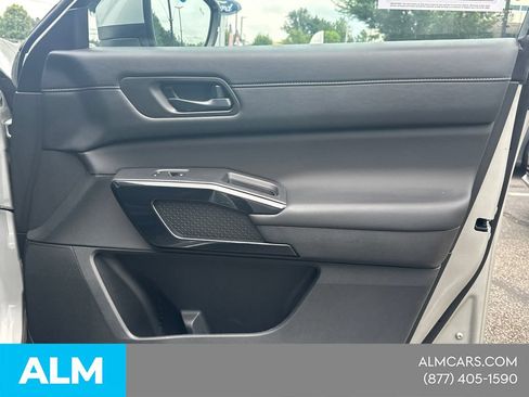 Used 2025 Nissan Pathfinder SV FWD image 17