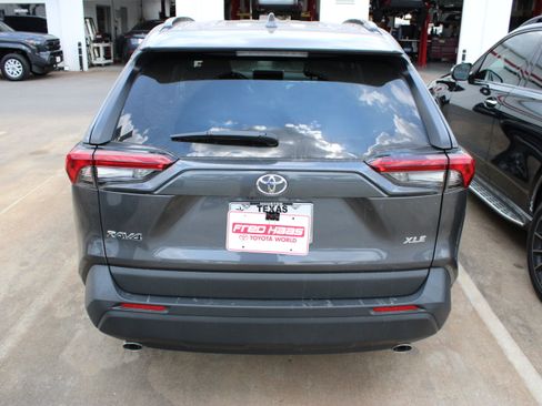 Used 2024 Toyota RAV4 XLE w/ Convenience Package FWD image 10