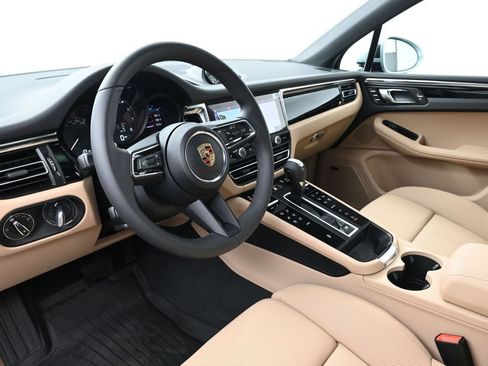 Used 2025 Porsche Macan AWD/4WD image 4