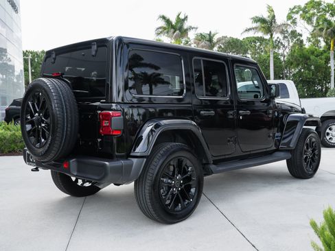 Used 2025 Jeep Wrangler Unlimited Sahara AWD/4WD image 25