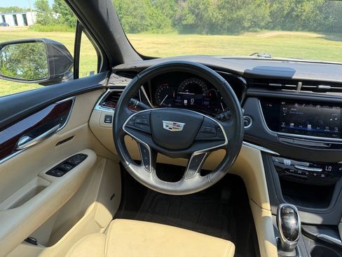 Used 2017 Cadillac XT5 Luxury w/ Driver Awareness Package FWD image 12