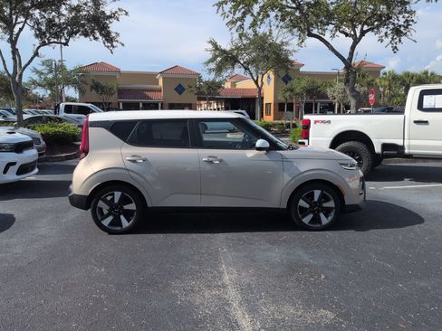 Used 2020 Kia Soul EX w/ Option Group 015 FWD image 2