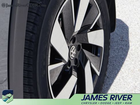Used 2024 Volkswagen Atlas Cross Sport SE FWD image 38