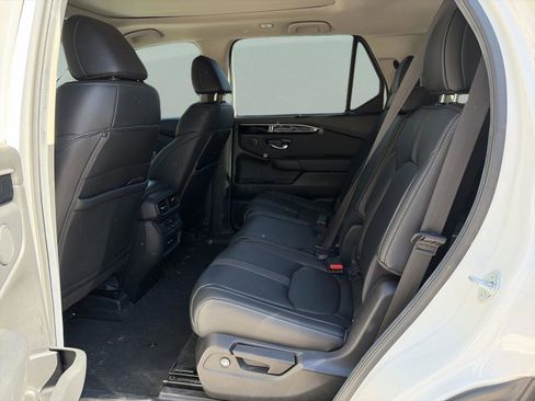 Used 2025 Honda Pilot Touring image 17