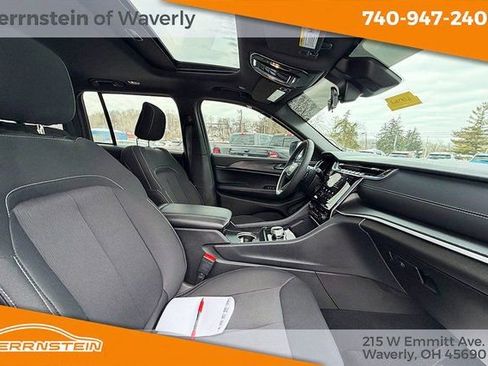 Used 2025 Jeep Grand Cherokee Laredo X image 27