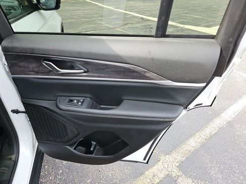 Used 2023 Jeep Grand Cherokee Limited w/ Black Appearance Package image 17