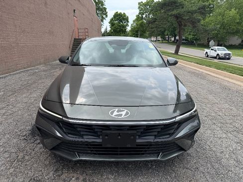 Used 2024 Hyundai Elantra SEL FWD image 2