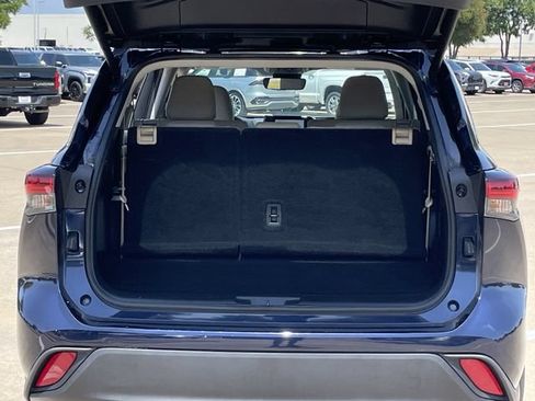 Used 2024 Toyota Highlander XLE FWD image 29