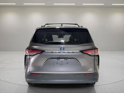 Used 2022 Toyota Sienna XLE image 4
