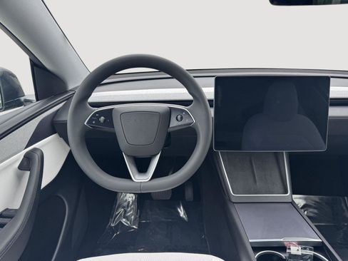 Used 2026 Tesla Model Y Long Range image 6