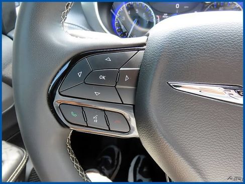 Used 2025 Chrysler Pacifica Limited FWD image 18