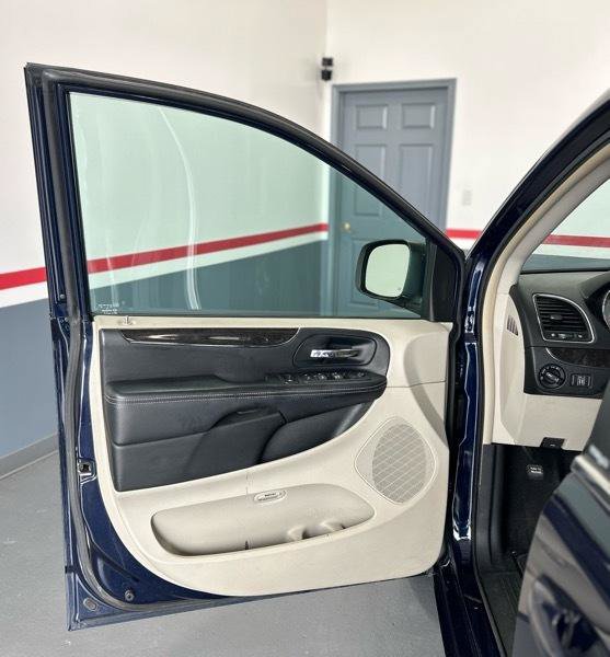 Used 2013 Chrysler Town & Country Touring FWD image 16