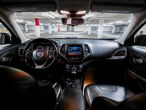 Used 2021 Jeep Cherokee Latitude Plus image 3