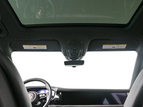 Certified 2025 Porsche Cayenne AWD image 20