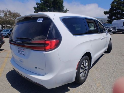Used 2022 Chrysler Pacifica Touring-L FWD image 7