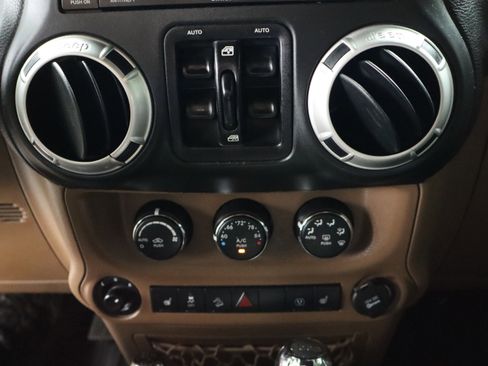 Used 2016 Jeep Wrangler Unlimited Sahara w/ Dual Top Group AWD/4WD image 38
