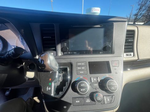 Used 2016 Toyota Sienna XLE image 2
