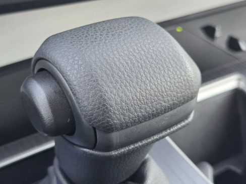 Used 2025 Toyota Sienna LE FWD image 21