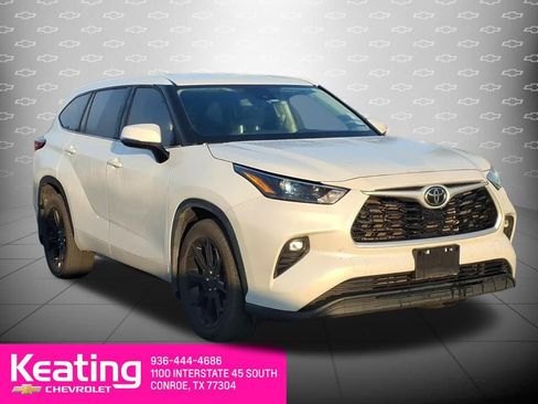 Used 2022 Toyota Highlander LE image 3