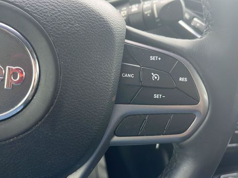 Used 2019 Jeep Cherokee Latitude w/ Cold Weather Group AWD/4WD image 12