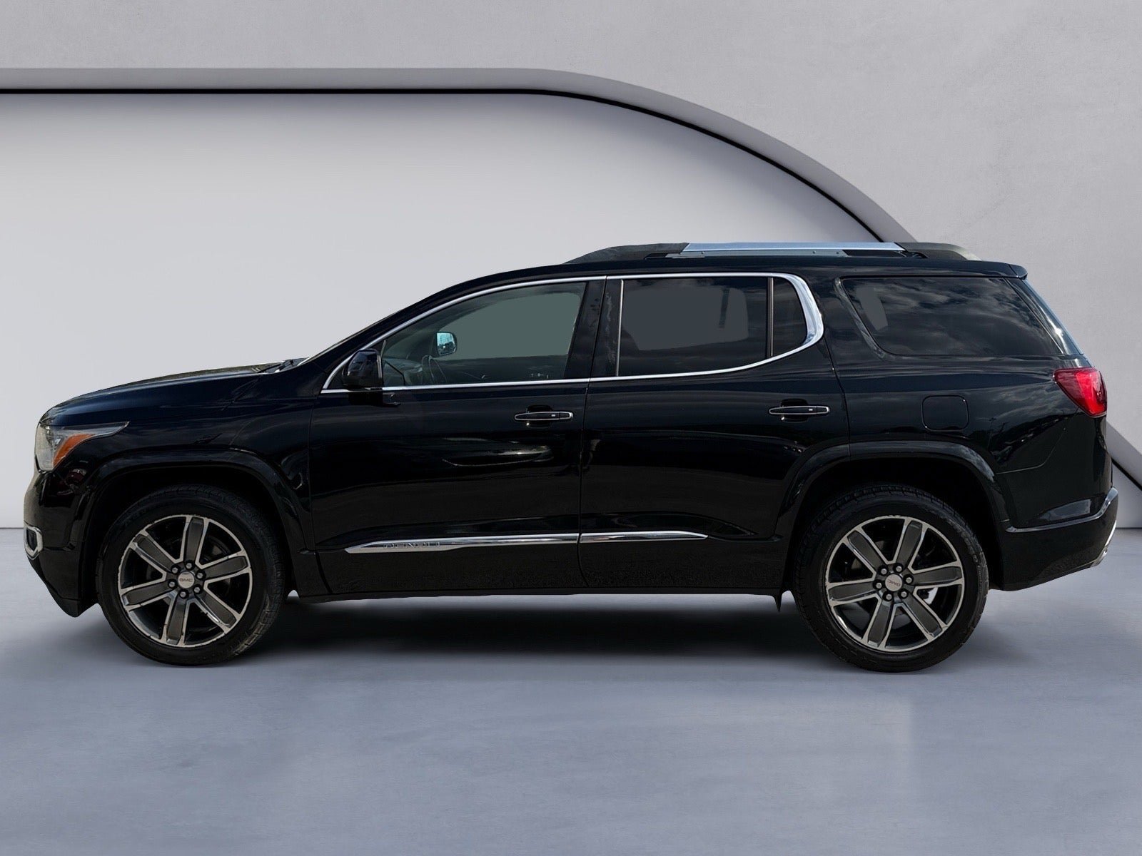 Used 2017 GMC Acadia Denali w/ Technology Package AWD/4WD image 2