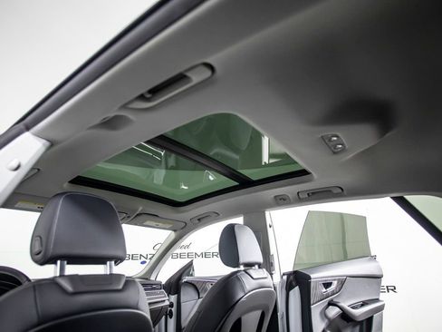 Used 2023 Audi Q8 Premium image 25