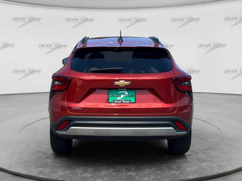 Used 2024 Chevrolet Trax LT w/ Driver Confidence Package FWD image 6