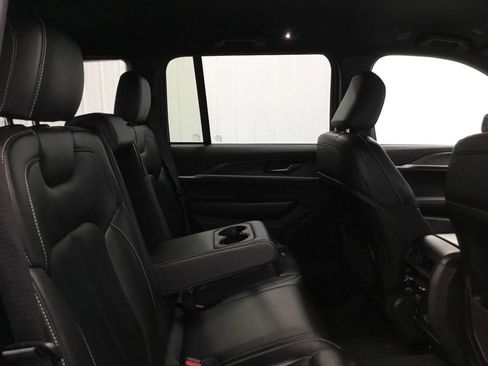 Used 2024 Jeep Grand Cherokee Limited AWD/4WD image 18