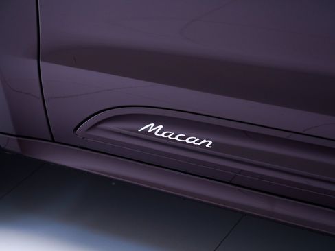 Certified 2026 Porsche Macan AWD/4WD image 13