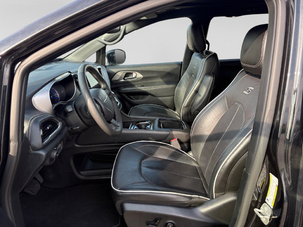 Used 2024 Chrysler Pacifica Premium FWD image 20