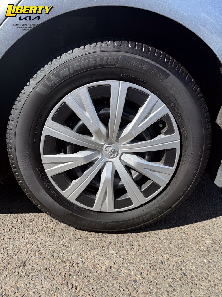 Used 2020 Toyota Camry LE FWD image 15