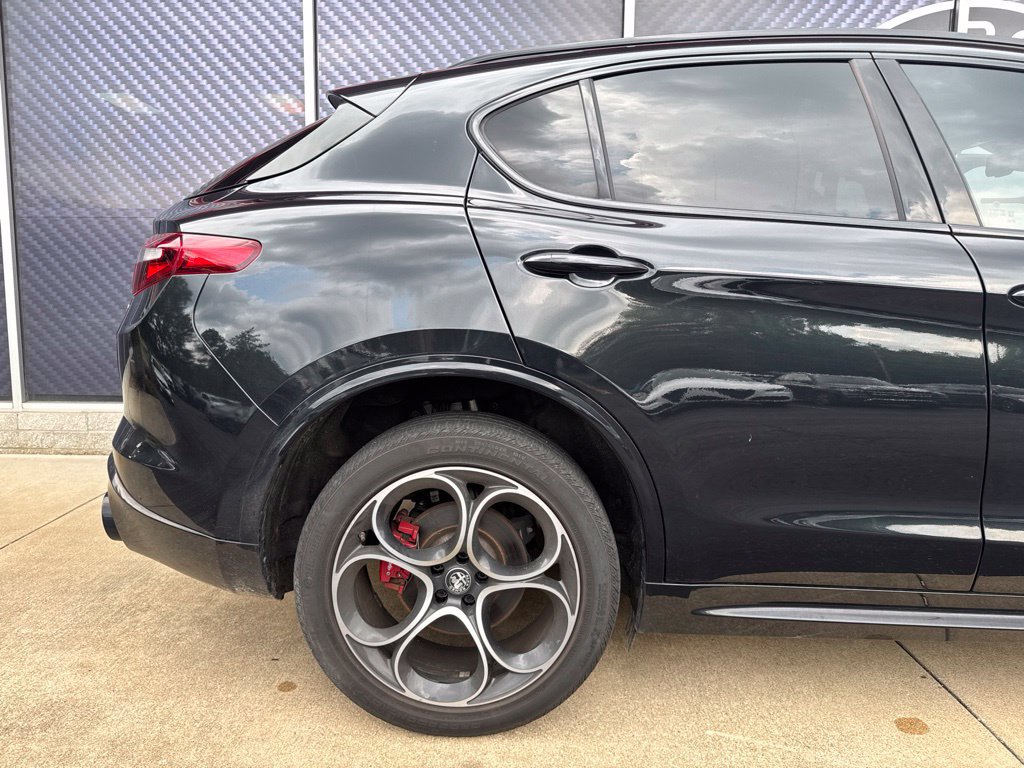 Used 2023 Alfa Romeo Stelvio Veloce AWD/4WD image 5