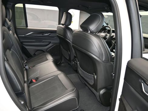 Used 2024 Jeep Grand Cherokee Altitude image 41