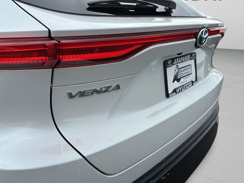 Used 2023 Toyota Venza LE AWD/4WD image 33