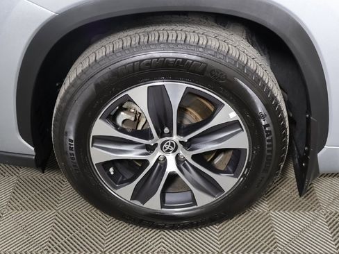 Used 2021 Toyota Highlander XLE image 20