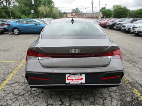 Used 2024 Hyundai Elantra SE FWD image 12