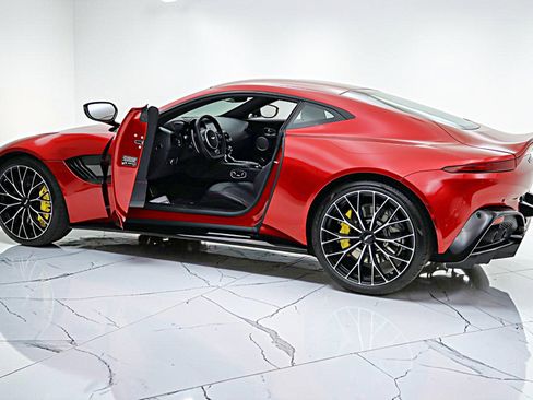 Used 2023 Aston Martin V8 Vantage Coupe RWD image 5