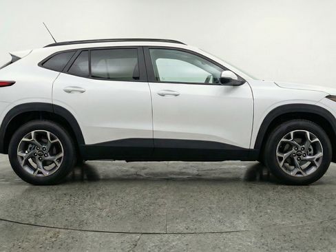 Used 2025 Chevrolet Trax LT w/ LT Convenience Package FWD image 11