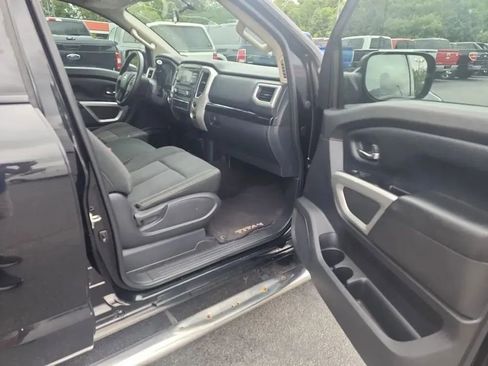 Used 2017 Nissan Titan SV image 11
