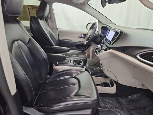 Used 2023 Chrysler Pacifica Touring-L image 22