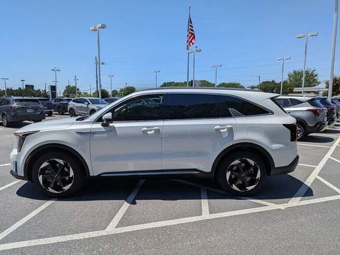 Used 2025 Kia Sorento EX w/ EX Panoramic Sunroof Package FWD image 6