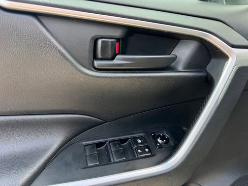 Used 2019 Toyota RAV4 LE FWD image 11