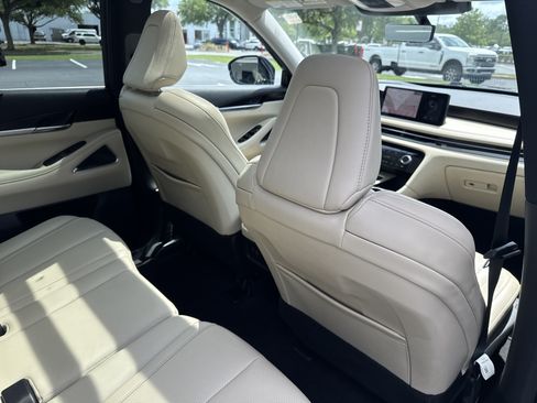Used 2023 INFINITI QX60 Sensory w/ Vision Package AWD/4WD image 33