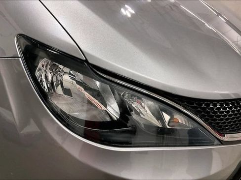 Used 2021 Chrysler Voyager Lxi FWD image 30