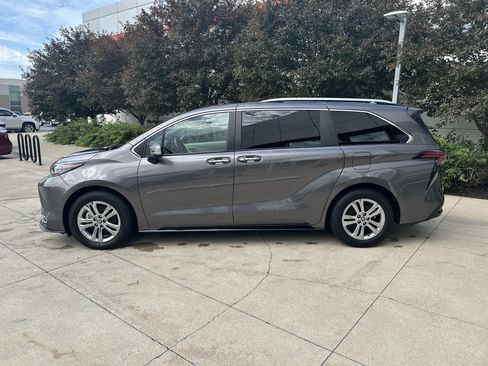 Used 2024 Toyota Sienna Platinum AWD/4WD image 9