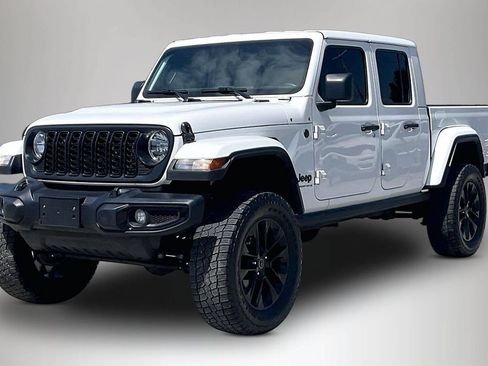 Used 2025 Jeep Gladiator Sport AWD/4WD image 2