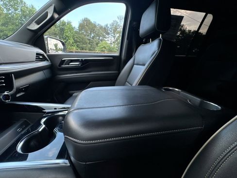 Used 2025 Chevrolet Suburban Premier RWD image 24