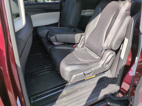 Used 2023 Kia Carnival LX FWD image 30